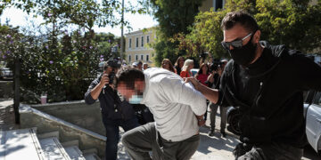 Αστυνομικός οδηγεί στον εισαγγελέα εκτέλεσης ποινών τον 42χρονο που συνελήφθη κατηγορούμενος ως «πελάτης» της ανήλικης που εξέδιδε 
ο επιχειρηματίας από τον Κολωνό (φωτ.: EUROKINISSI / Βασίλης Ρεμπάπης)