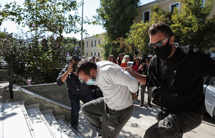 Αστυνομικός οδηγεί στον εισαγγελέα εκτέλεσης ποινών τον 42χρονο που συνελήφθη κατηγορούμενος ως «πελάτης» της ανήλικης που εξέδιδε 
ο επιχειρηματίας από τον Κολωνό (φωτ.: EUROKINISSI / Βασίλης Ρεμπάπης)
