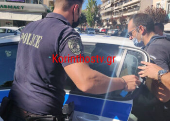 Αστυνομικοί μεταφέρουν στα δικαστήρια Κορίνθου τον 33χρονο που κακοποίησε την εν διαστάσει σύζυγό του (φωτ.: korinthostv.gr)