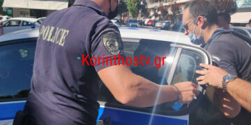 Αστυνομικοί μεταφέρουν στα δικαστήρια Κορίνθου τον 33χρονο που κακοποίησε την εν διαστάσει σύζυγό του (φωτ.: korinthostv.gr)