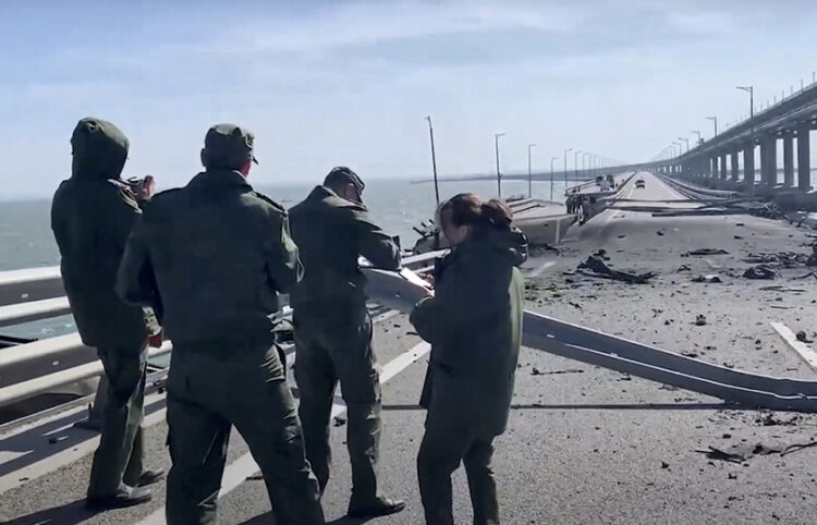 Ρώσοι ερευνητές στη γέφυρα του Στενού του Κερτς (πηγή: Russian Investigative Committee)