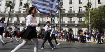 Μαθητές παρελαύνουν για την εθνική επέτειο της 28ης Οκτωβρίου 1940, στο Σύνταγμα την Παρασκευή 28 Οκτωβρίου 2022 (φωτ.: ΑΠΕ-ΜΠΕ / Γιώργος Βιτσάρας)