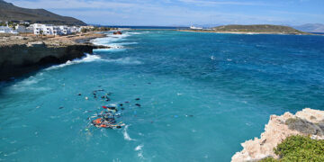 Σωσίβια και αντικείμενα των ναυαγών στη θάλασσα των Κυθήρων (φωτ.: EUROKINISSI / Διονύσιος Ανδρόνικος)