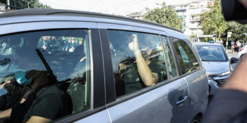 Ο 53χρονος επιχειρηματίας Ηλίας Μίχος κατά τη μεταφορά του από τη ΓΑΔΑ στην Ευελπίδων (φωτ.: EUROKINISSI / Βασίλης Ρεμπάπης)