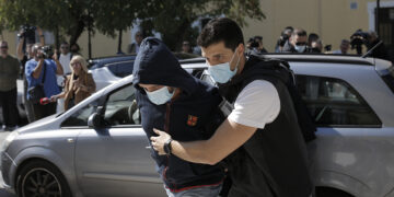 Αστυνομικός οδηγεί τον 53χρονο επιχειρηματία Ηλία Μίχο στον εισαγγελέα εκτέλεσης ποινών (φωτ.: ΑΠΕ-ΜΠΕ / Κώστας Τσιρώνης)