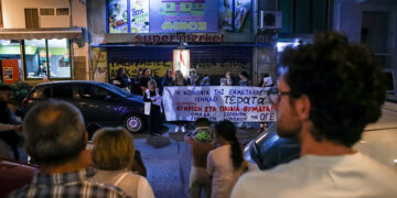 Συγκέντρωση από την Ομάδα Γυναικών Σεπολίων-Κολωνού έξω από το κατάστημα του Ηλία Μίχου (φωτ.: 
EUROKINISSI / Σωτήρης Δημητρόπουλος)