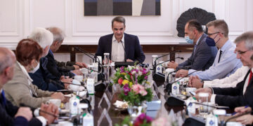 Στιγμιότυπο από τη συνάντηση του Κυριάκου Μητσοτάκη με εκπροσώπους συνταξιουχικών ενώσεων (φωτ.: EUROKINISSI / Γιάννης Παναγόπουλος)