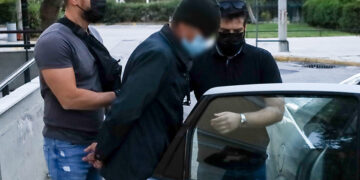 Αστυνομικοί μεταφέρουν τον 63χρονο μετά την απολογία του στον εισαγγελέα (φωτ.: EUROKINISSI / Κώστας Τζούμας)