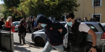 Αστυνομικός οδηγεί τον 53χρονο  επιχειρηματία από τον Κολωνό στον εισαγγελέα εκτέλεσης ποινών (φωτ.: EUROKINISSI / Βασίλης Ρεμπάπης)