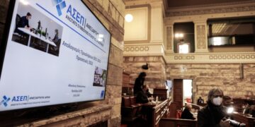 Στιγμιότυπο από τη συζήτηση επί των Εκθέσεων Πεπραγμένων, ετών 2019 και 2020, του Ανώτατου  Συμβουλίου Επιλογής Προσωπικού (ΑΣΕΠ) και τις προοπτικές του για το 2022 
(φωτ.: Γιώργος Κονταρίνης/EUROKINISSI)