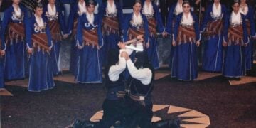 Vintage φωτογραφία με το χορό των μαχαιριών, σε χοροεσπερίδα του Συλλόγου (φωτ.: Σύλλογος Πόντιων Σταυρούπολης «Ακρίτες του Πόντου»)