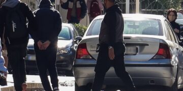 Απολογίες στον ανακριτή του 55χρονου προπονητή ποδοσφαίρου και του 43χρονου ηλεκτρολόγου σε πλοία, που κατηγορούνται πως βίασαν την 12χρονη από τον Κολωνό, Δευτέρα 7 Νοεμβρίου 2022. (Φωτ.: Eurokinissi/Κώστας Τζούμας)