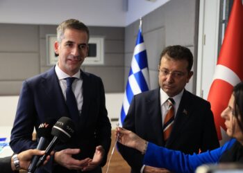 Ο δήμαρχος Αθηναίων Κώστας Μπακογιάννης και ο δήμαρχος Κωνσταντινούπολης Εκρέμ Ιμάμογλου κάνουν δηλώσεις στα ΜΜΕ (Φωτ.: twitter.com/KBakoyannis)