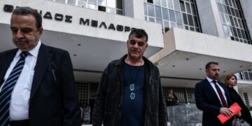 Ο εκδότης και δημοσιογράφος Κώστας Βαξεβάνης στον Άρειο Πάγο συνοδευόμενος από τον δικηγόρο του Γιάννη Μαντζουράνη (Φωτ.: EUROKINISSI / Τατιάνα Μπόλαρη)