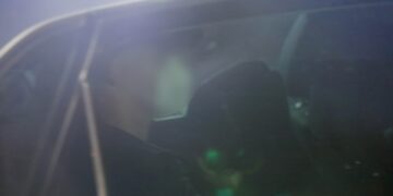 Ο φερόμενος ως βιαστής του Π. Φαλήρου οδηγείται στον Ανακριτή, Τρίτη 1 Νοεμβρίου 2022. (Φωτ.: Eurokinissi/Κώστας Τζούμας)