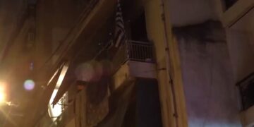 Το διαμέρισμα στον Κολωνό μέσα από το οποίο ανασύρθηκε χωρίς τις αισθήσεις του πεντάχρονο αγοράκι (Πηγή φωτ.: video/ertnews.gr)
