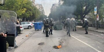 Επεισόδια ανάμεσα σε κουκουλοφόρους και αστυνομικούς στη Θεσσαλονίκη μετά από πορεία στο πλαίσιο της απεργίας (Πηγή φωτ.: Thessnews.gr)