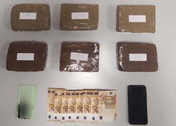Ηρωίνη, χρήματα και κινητό που κατασχέθηκαν σε επιχείρηση της ΕΛΑΣ  (Πηγή φωτ.: ΕΛ.ΑΣ)