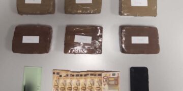 Ηρωίνη, χρήματα και κινητό που κατασχέθηκαν σε επιχείρηση της ΕΛΑΣ  (Πηγή φωτ.: ΕΛ.ΑΣ)