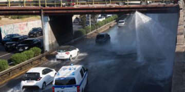 Προβλήματα στην κίνηση των αυτοκινήτων στην άνοδο του Κηφισού στο ύψος της Νέας Φιλαδέλφειας εξαιτίας αγωγού νερού της ΕΥΔΑΠ που έσπασε (Φωτ.: Eurokinissi/Μάρκος Χουζούρης)