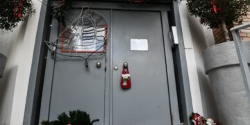 Η είσοδος του κτηρίου της "Κιβωτού του Κόσμου" στον Κολωνό, μετά την ένταση που δημιουργήθηκε με γονείς που ζητούσαν να πάρουν τα παιδιά τους. Δευτέρα 21 Νοεμβρίου 2022.(Φωτ.: Eurokinissi/Τατιάνα Μπόλαρη)