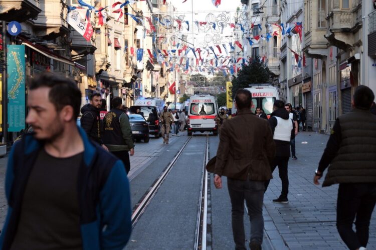 Ασθενοφόρα και αστυνομικοί στην οδό Ινστικλάλ της Κωνσταντινούπολης όπου σημειώθηκε η βομβιστική επίθεση (Φωτ.: EPA/STR)