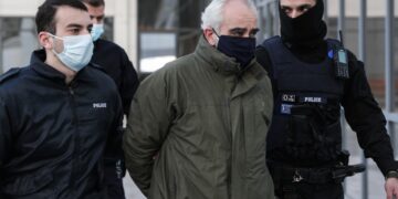 Ο Νικόλαος Κοντοστάθης, ή αλλιώς «Dr Kontos» στα δικαστήρια συνοδεία αστυνομικών (φωτ.: EUROKINISSI / Βασίλης Ρεμπάπης)