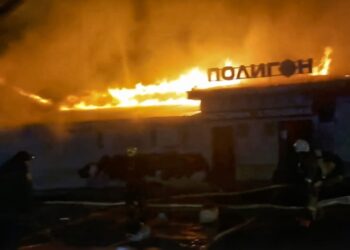 Φωτιά σε νυχτερινό κέντρο της πόλης Κοστρόμα στη Ρωσία (Φωτ.: EPA/Russian Emergencies Ministry)