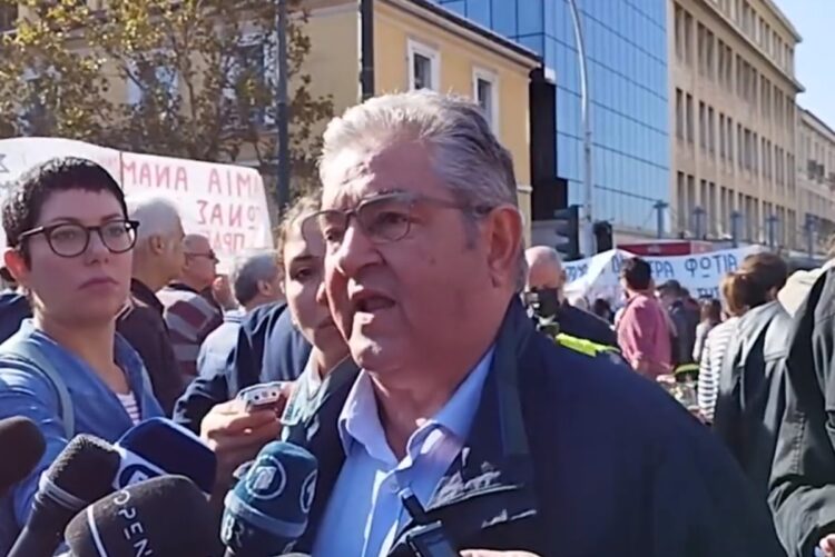 Ο γγ του ΚΚΕ Δημήτρης Κουτσούμπας κάνει δηλώσεις για την απεργία της 9ης Νοεμβρίου (Πηγή φωτ.: twitter.com/gt_kke)
