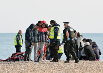 Μετανάστες που πέρασαν τη Μάγχη φτάνουν σε βρετανική ακτή (Φωτ.: EPA/Stuart Brock)