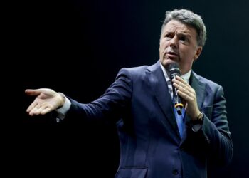 Ο Ματέο Ρέντσι μιλά σε προεκλογική συγκέντρωση στη Ρώμη (Φωτ. αρχείου: EPA/Fabio Frustaci)