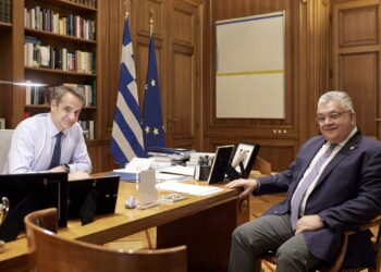 Ο πρωθυπουργός Κυριάκος Μητσοτάκης συναντάται με τον πρύτανη του Αριστοτελείου Πανεπιστημίου Θεσσαλονίκης Νίκο Παπαϊωάννου, στο Μέγαρο Μαξίμου, Τρίτη 15 Νοεμβρίου 2022. (Φωτ.: Γραφείο Τύπου πρωθυπουργού/Δημήτρης Παπαμήτσος/ΑΠΕ-ΜΠΕ)