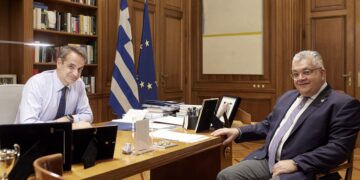 Ο πρωθυπουργός Κυριάκος Μητσοτάκης συναντάται με τον πρύτανη του Αριστοτελείου Πανεπιστημίου Θεσσαλονίκης Νίκο Παπαϊωάννου, στο Μέγαρο Μαξίμου, Τρίτη 15 Νοεμβρίου 2022. (Φωτ.: Γραφείο Τύπου πρωθυπουργού/Δημήτρης Παπαμήτσος/ΑΠΕ-ΜΠΕ)