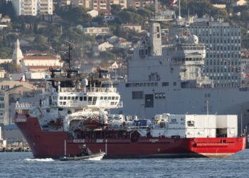 Το σκάφος Ocean Viking της γαλλικής οργάνωσης SOS Mediterranée εισέρχεται στο λιμάνι της Τουλόν (Φωτ.: EPA / Guillaume Horcajuelo)
