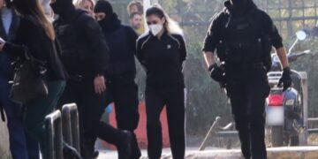 H Ρούλα Πισπιρίγκου οδηγείται στην ανακρίτρια για τους θανάτους των δύο μικρότερων παιδιών της, της Μαλένας και της Ίριδας, Τετάρτη 16 Νοεμβρίου 2022 (φωτ.: EUROKINISSI / Κώστας Τζούμας)