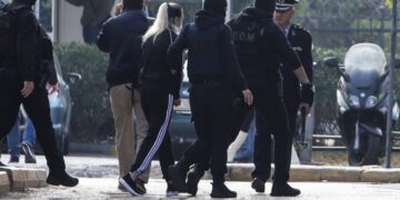 H Ρούλα Πισπιρίγκου στην ανακρίτρια προκειμένου να απολογηθεί για τους θανάτους των δύο μικρότερων παιδιών της, της Μαλένας και της Ίριδας, Τετάρτη 16 Νοεμβρίου 2022. (Φωτ.: Eurokinissi/Κώστας Τζούμας)