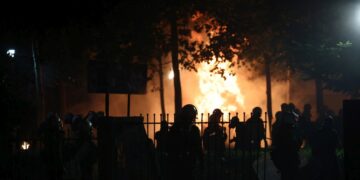 Διαδηλωτές πετούν βόμβες μολότοφ προς αστυνομικές δυνάμεις κατά τη διάρκεια επεισοδίων, μετά το τέλος της πορείας μνήμης για την επέτειο της εξέγερσης των φοιτητών του Πολυτεχνείου, στη Θεσσαλονίκη (φωτ.: ΑΠΕ-ΜΠΕ/ΑΧΙΛΛΕΑΣ ΧΗΡΑΣ)