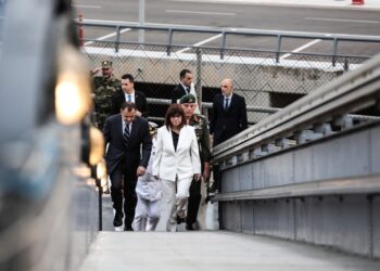 Η πρόεδρος της Δημοκρατίας Κατερίνα Σακελλαροπούλου συνοδεύεται από τον υπουργό Άμυνας Νίκο Παναγιωτόπουλο σε εκδήλωση του Ναυτικού (Φωτ. αρχείου: Γραφείο Τύπου προεδρίας της Δημοκρατίας/ Θεόδωρος Μανωλόπουλος)