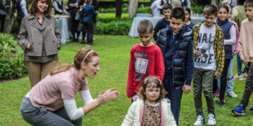 Γιορτή για τα παιδιά στον κήπο του Προεδρικού Μεγάρου (Πηγή φωτ.: facebook.com/KateSakellaropoulou)