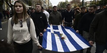 Φοιτητές κρατούν τη σημαία του Πολυτεχνείου (Φωτ.: Eurokinissi/Μιχάλης Καραγιάννης)
