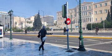 Διαδηλωτής ετοιμάζεται να πετάξει αντικείμενο προς την πλευρά των αστυνομικών που βρίσκονται έξω από τη Βουλή. (Πηγή φωτ.: twitter.com/tony_rgps)