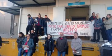 Μέλη του Συλλόγου Εμποροϋπαλλήλων Αθήνας με πανό έξω από σούπερ μάρκετ (Φωτ.: twitter.com/sea1891)