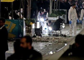 Ερευνητές της τουρκικής Αστυνομίας στον τόπο του εγκλήματος, στην πολυσύχναστη λεωφόρο Ιστικλάλ, στην Κωνσταντινούπολη (φωτ.: EPA/ERDEM SAHIN)