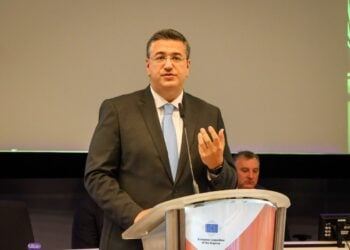 Ο Απόστολος Τζιτζικώστας στο βήμα της Ευρωπαϊκής Επιτροπής των Περιφερειών (Πηγή φωτ.: twitter.com/tzitzikostas)