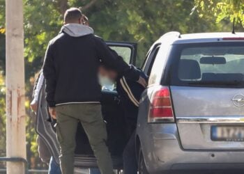 Στην Ευελπίδων ο 43χρονος ηλεκτρολόγος που συνελήφθη για την υπόθεση της 12χρονης από τον Κολωνό. Κατηγορείται για γενετήσια πράξη με ανήλικο (Φωτ.: Eurokinissi/Κώστας Τζούμας)