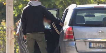 Στην Ευελπίδων ο 43χρονος ηλεκτρολόγος που συνελήφθη για την υπόθεση της 12χρονης από τον Κολωνό. Κατηγορείται για γενετήσια πράξη με ανήλικο (Φωτ.: Eurokinissi/Κώστας Τζούμας)