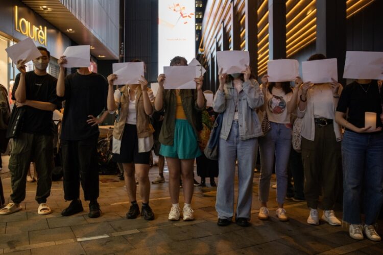 Σε σύμβολο των διαδηλώσεων κατά της πολιτικής μηδενικής ανοχής της κυβέρνησης για τον κορονοϊό έχει εξελιχθεί η λευκή σελίδα Α4 στην Κίνα (φωτ.: ΑΠΕ / Jerome Favre)