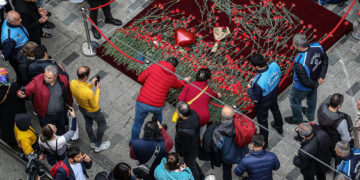 Κόσμος αφήνει λουλούδια στο σημείο όπου έγινε η φονική έκρηξη, σε έναν από τους πιο κεντρικούς δρόμους της Κωνσταντινούπολης (φωτ.: EPA / Erdem Sahin)