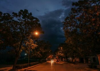 Σύννεφα της κακοκαιρίας «ΕΥΑ» συσσωρεύτηκαν πάνω και από την πόλη των Τρικάλων αργά το απόγευμα του Σαββάτου
(φωτ.: ΘΑΝΑΣΗΣ ΚΑΛΛΙΑΡΑΣ/EUROKINISSI)