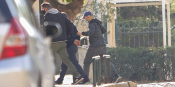 Ο 43χρονος ηλεκτρολόγος που κατηγορείται ότι βίασε τη 12χρονη από τον Κολωνό οδηγείται στον εισαγγελέα (φωτ.: EUROKINISSI / Κώστας Τζούμας)